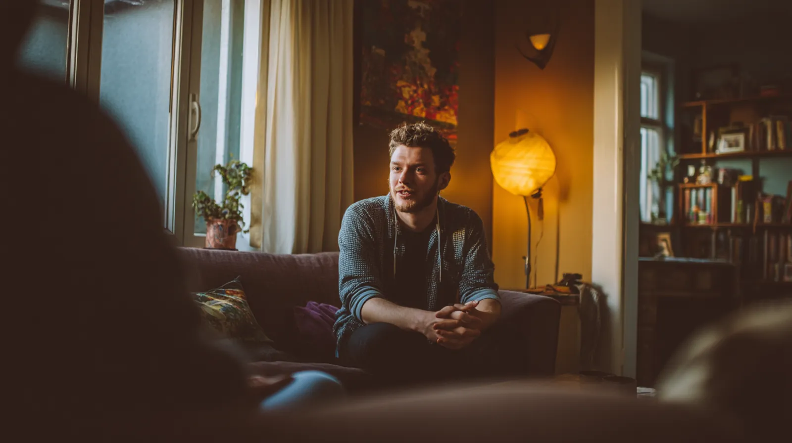 Två vänner samtalar i lugn hemmiljö