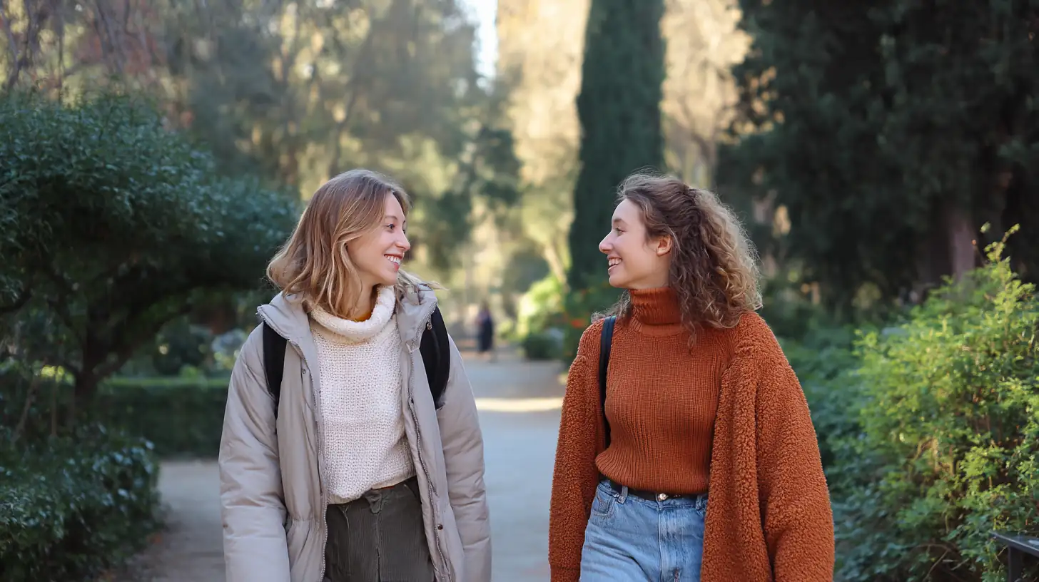 Två vänner samtalar stödjande under en promenad i parken.